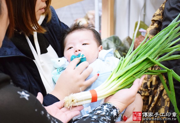 剃胎毛、滿月剃頭、嬰兒剃頭、嬰兒理髮、嬰兒剃髮、嬰兒剃胎毛、嬰兒滿月剃頭、寶寶剃頭、剃胎毛儀式、剃胎毛吉祥話、滿月剃頭儀式、滿月剃頭吉祥話、寶寶剃胎毛、寶寶滿月剃頭理髮、新北永和區剃胎毛、新北永和區滿月剃頭、新北永和區嬰兒剃頭剃胎毛、新北永和區嬰兒理髮、新北永和區嬰兒剃髮、孫寶寶(新北永和區嬰兒寶寶滿月剃頭理髮、免費嬰兒剃胎毛儀式吉祥話)。中國風會場，爸媽寶貝免費穿「日中韓」古裝禮服。專業拍照、DVD光碟、證書。★購買「臍帶章、肚臍章、胎毛筆刷印章」贈送：剃頭、收涎、抓周，三選一。2016.01.02 照片12